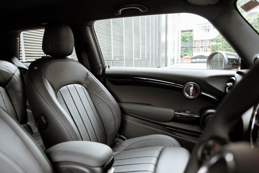 Интерьер Mini Cooper Rosewood Edition (F56) 2020 года  (SG) (фото 8 из 15)